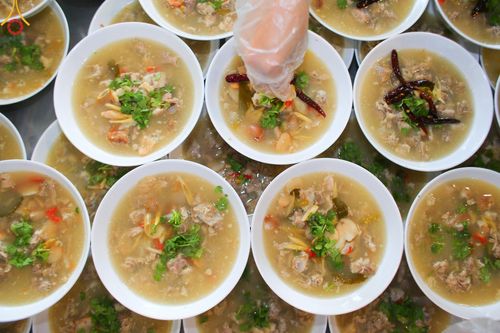 ภาพ No.60206:คณะสงฆ์ 10,000 กว่าวัดฉันภัตตาหารเพล ในวันคุ้มครองโลก วันจันทร์ที่ 22 เมษายน พ.ศ. 2567 ณ สภาธรรมกายสากล วัดพระธรรมกาย