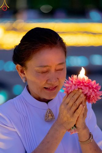 ภาพ No.154804:พิธีจุดประทีป, พิธีฉลองชัยสวดมนต์บทธัมมจักกัปปวัตนสูตร ณ มหารัตนวิหารคด วัดพระธรรมกาย วันอังคารที่ 17 กันยายน พ.ศ. 2567