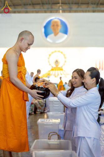 ภาพ No.232012:วันอาทิตย์ที่ 6 กรกฏาคม พ.ศ. 2568 พิธีตักบาตร ข้าวสารอาหารแห้ง  พิธีบูชาข้าวพระ สัมมนาพิเศษราชเหล็ก ณ สภาธรรมกายสากล วัดพระธรรมกาย
