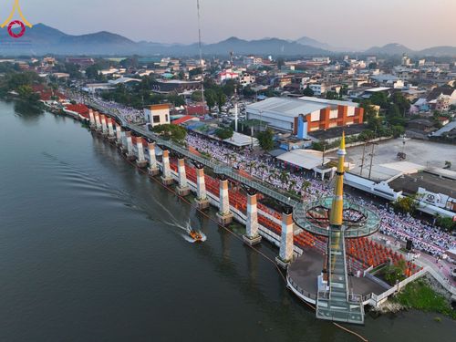 ภาพ No.101811:ตักบาตรพระ 10,000 รูป เติมบุญให้แผ่นดิน เนื่องในโอกาส 192 ปี จังหวัดกาญจนบุรี หนึ่งในโครงการตักบาตรพระ 2,000,000 รูป  77 จังหวัดทุกวัดทั่วไทย วันจันทร์ที่ 11 ธันวาคม พ.ศ. 2566 บริเวณถนนสองแคว (SKY WALK) เมืองกาญจนบุรี