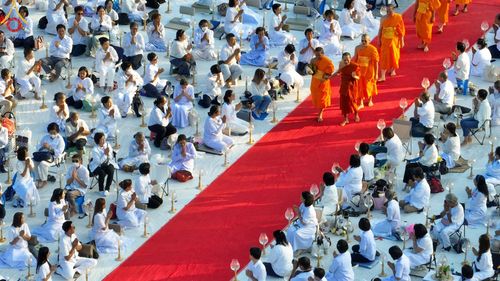 ภาพ No.192637:พิธีจุดประทีปถวายเป็นพุทธบูชา และบูชาธรรมมหาปูชนียาจารย์ ณ อนุสรณ์สถานคลองบางนางแท่น อ.สามพราน จ.นครปฐม ในโครงการธรรมยาตรา กตัญญูบูชา มหาปูชนียาจารย์ พระมงคลเทพมุนี(สด จนฺทสโร) พระผู้ปราบมาร อนุสรณ์สถาน 7 แห่ง ปีที่ 13 วันที่ 10 มกราคม พ.ศ. 2568