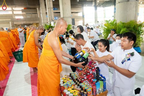 ภาพ No.145724:พิธีตักบาตรฉลองพระใหม่ รุ่นเข้าพรรษา ณ วิหารคด วัดพระธรรมกาย วันเสาร์ที่ 20 กรกฎาคม พ.ศ. 2567