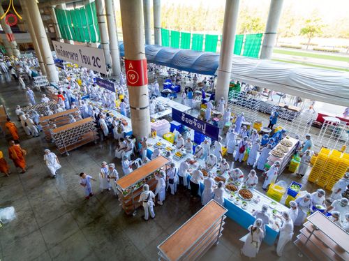 ภาพ No.219396:วันอังคารที่ 22 เมษายน พ.ศ. 2568 พิธีมอบปัจจัยช่วยเหลือครู 4 จังหวัดชายแดนภาคใต้ , พิธีกล่าวคำถวายอุปกรณ์ เพื่อเตรียมการต้อนรับคณะสงฆ์ฯ , พิธีกล่าวคำถวายภัตตาหารเป็นสังฆทาน , คณะสงฆ์ฉันภัตตาหารเพล  เนื่องในวันคุ้มครองโลก พิธีถวายมหาสังฆทานแด่คณะสงฆ์