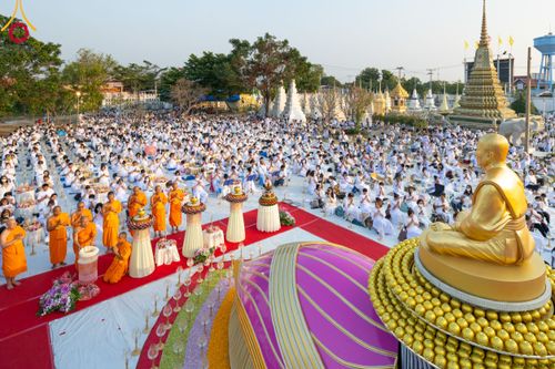ภาพ No.112005:พิธีจุดประทีปถวายเป็นพุทธบูชา และบูชาธรรมมหาปูชนียาจารย์ พระมงคลเทพมุนี(สด จนฺทสโร) ในโครงการธรรมยาตรา กตัญญูบูชา มหาปูชนียาจารย์ พระมงคลเทพมุนี(สด จนฺทสโร) พระผู้ปราบมาร อนุสรณ์สถาน 7 แห่ง ปีที่ 12 วันที่ 14 มกราคม พ.ศ. 2567 ณ วัดสองพี่น้อง อ.สองพี่น้อง