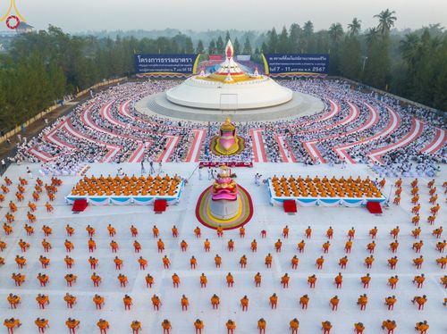 ภาพ No.110236:พิธีตักบาตรพระธรรมยาตราฯ ในโครงการธรรมยาตรากตัญญูบูชา มหาปูชนียาจารย์ พระมงคลเทพมุนี(สด จนฺทสโร) พระผู้ปราบมาร ปีที่ 12 ณ อนุสรณ์สถานลำดับที่ 2 สถานที่ตั้งมโนปณิธานบวชตลอดชีวิต อนุสรณ์สถานบางนางแท่น จ.นครปฐม วันที่ 11 มกราคม พ.ศ. 2567