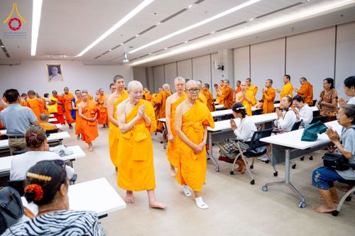 ภาพ No.222432:วันที่ 21 เมษายน พ.ศ. 2568 หลวงพ่อทัตตชีโวต้อนรับคณะสงฆ์ สปป.ลาว ณ อาคาร 100 ปี คุณยายมหารัตนอุบาสิกาจันทร์ ขนนกยูง วัดพระธรรมกาย