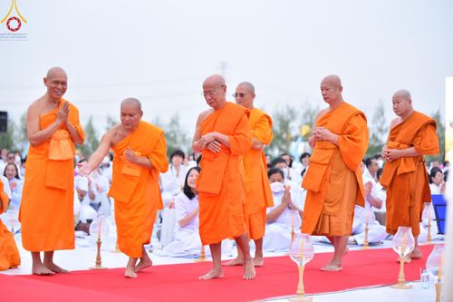 ภาพ No.118176:พิธีจุดประทีปถวายเป็นพุทธบูชา และบูชาธรรมมหาปูชนียาจารย์ พระมงคลเทพมุนี(สด จนฺทสโร) วันที่ 24 มกราคม พ.ศ. 2567 ณ อนุสรณ์สถานบางปลา อ.บางเลน จ.นครปฐม