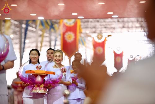 ภาพ No.134296:พิธีทอดผ้าป่าสมทบ มหาสังฆทาน 10,000 วัด ทั่วไทย วันอาทิตย์ต้นเดือนที่ 7 เมษายน พ.ศ.2567 ณ ห้องแก้วสารพัดนึก 1 สภาธรรมกายสากล  วัดพระธรรมกาย จ.ปทุมธานี