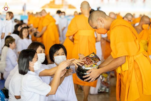 ภาพ No.80818:พิธีตักบาตร , พิธีบูชาข้าวพระในวันอาทิตย์ต้นเดือน วันที่ 7 พฤษภาคม พ.ศ. 2566 ณ วัดพระธรรมกาย