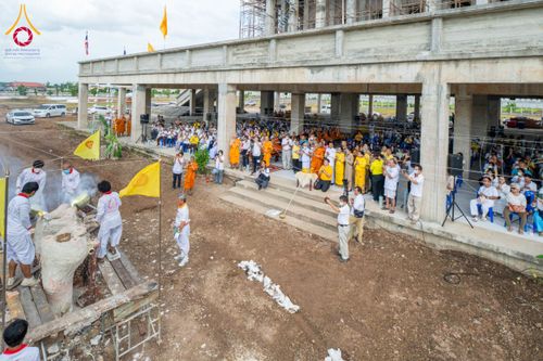 ภาพ No.152599:พิธีเททองหล่อพระพุทธรูปประจำสัตตมหาสถาน ธรรมอุทยานอุโบสถวัดสายสุวพรรณ - กิจกรรมปลูกต้นไม้เฉลิมพระเกียรติ พระบาทสมเด็จพระเจ้าอยู่หัว วันที่ 26 กรกฎาคม พ.ศ. 2567