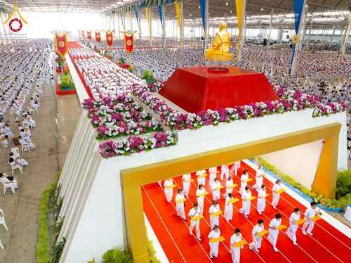 ภาพ No.215381:วันอาทิตย์ต้นเดือนที่ 6 เมษายน พ.ศ. 2568 ขบวนอัญเชิญผ้าป่าสมทบ มหาสังฆทาน 40,000 กว่าวัดทั่วประเทศ ณ สภาธรรมกายสากล วัดพระธรรมกาย