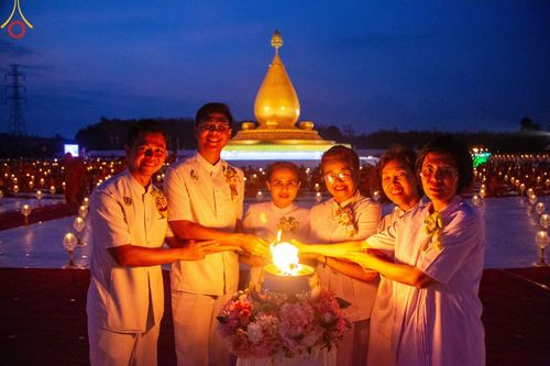 ภาพ No.129598:พิธีจุดประทีป 10,000 ดวง น้อมถวายเป็นพุทธบูชา ณ มหารัตนเจดีย์สิริปทุมสวรรค์ (เจดีย์อริยพุทธะ 5 พระองค์) ศูนย์ปฏิบัติธรรมภาคใต้ อ.บางกล่ำ จ.สงขลา  วันที่ 10 มีนาคม พ.ศ. 2567