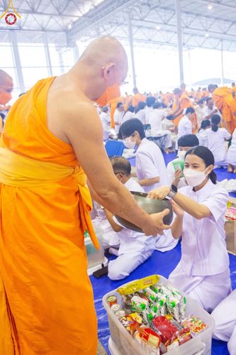 ภาพ No.123011:พิธีตักบาตร และพิธีบูชาข้าวพระ ในวันอาทิตย์ต้นเดือนที่ 4 กุมภาพันธ์ พ.ศ. 2567 ณ วัดพระธรรมกาย จ.ปทุมธานี