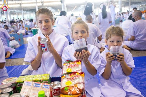 ภาพ No.92104:พิธีตักบาตร ในวันทอดกฐินสามัคคี ประจำปีพุทธศักราช 2566 วันอาทิตย์ต้นเดือนที่ 5 พฤศจิกายน พ.ศ. 2566 ณ สภาธรรมกายสากล วัดพระธรรมกาย จ.ปทุมธานี