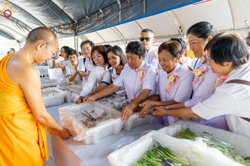 ภาพ No.127757:พิธีถวายภัตตาหารเป็นสังฆทาน แด่คณะพระธรรมยาตราฯ ในโครงการธรรมยาตราอัญเชิญพระบรมสารีริกธาตุ ประดิษฐาน ณ มหารัตนเจดีย์สิริปทุมสวรรค์ อ.บางกล่ำ จ.สงขลา วันที่ 8 มีนาคม พ.ศ. 2567