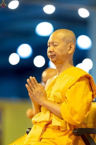 ภาพ No.223954:วันวิสาขบูชา วันอาทิตย์ที่ 11 พฤษภาคม พ.ศ. 2568 พิธีจุดวิสาขประทีป ,  พิธีเวียนประทักษิณรอบพระมหาธรรมกายเจดีย์ , พิธีฉลองชัยสวดมนต์บทธัมมจักกัปปวัตตนสูตร ครบ 7,357,000,000 จบ ณ มหารัตนวิหารคด วัดพระธรรมกาย