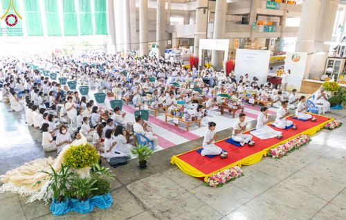 ภาพ No.115464:พิธีตักบาตรฉลองพระใหม่ ในโครงการอุปสมบทหมู่บูชาธรรม 115 ปี คุณยายอาจารย์มหารัตนอุบาสิกาจันทร์ ขนนกยูง วันที่ 19  มกราคม พ.ศ. 2567 ณ มหารัตนวิหารคด วัดพระธรรมกาย