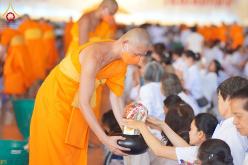 ภาพ No.133814:พิธีตักบาตร ข้าวสารอาหารแห้ง ณ บ้านแก้วเรือนทองคุณยายฯ สภาธรรมกายสากล วัดพระธรรมกาย วันอาทิตย์ต้นเดือนที่ 7 เมษายน พ.ศ. 2567