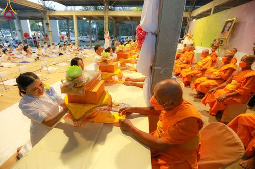 ภาพ No.110682:พิธีถวายภัตตาหารเป็นสังฆทาน แด่คณะพระธรรมยาตราฯ ในโครงการธรรมยาตรากตัญญูบูชา มหาปูชนียาจารย์ พระมงคลเทพมุนี(สด จนฺทสโร) พระผู้ปราบมาร อนุสรณ์สถาน 7 แห่ง ปีที่ 12 วันที่ 12 มกราคม พ.ศ. 2567 ณ อนุสรณ์สถานมหาวิหารพระมงคลเทพมุนี(โลตัสแลนด์) อ.สองพี่น้อง จ.สุ