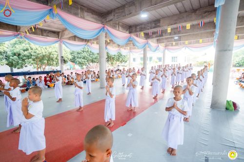 ภาพ No.215945:วันพฤหัสบดีที่ 3 เมษายน พ.ศ. 2568 พิธีบรรพชาสามเณร ภาคฤดูร้อน รุ่นที่ 15  บูชาธรรมหลวงพ่อธัมมชโย 81 ปี 81 รูป ณ ศูนย์ปฏิบัติธรรมสวนผึ้ง จ.ราชบุรี