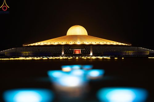 ภาพ No.59871:คณะสงฆ์และสาธุชนร่วมใจกัน สวดมนต์บทธัมมจักกัปปวัตนสูตร ครบ 6,315,808,080 จบ และจุดประทีปแปรอักษร ถวายเป็นพุทธบูชา เนื่องในวาระ "ฉลองอายุวัฒนมงคล 80 ปี หลวงพ่อธัมมชโย" ณ ลานธรรม มหารัตนวิหารคด วัดพระธรรมกาย