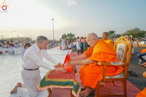 ภาพ No.180411:พิธีตักบาตรพระ ๑,๐๐๐ รูป ฉลองเมืองลำปาง ๑,๓๔๔ ปี วันเสาร์ที่ ๗ ธันวาคม พ.ศ. ๒๕๖๗ ณ ลานพระบรมราชานุสาวรีย์ พระนเรศวรมหาราช อ.เกาะคา จ.ลำปาง