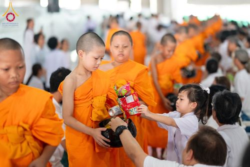 ภาพ No.61997:ตักบาตรฉลองสามเณรใหม่ มัชฌิมธรรมทายาท ณ วิหารคด คอร์ 9 วัดพระธรรมกาย วันที่ 15 เมษายน พ.ศ. 2567