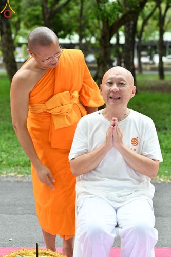 ภาพ No.143872:พิธีตัดปอยผม โครงการอุปสมบทหมู่ พระธรรมทายาทนานาชาติ (ภาษาจีน) รุ่นที่ 19 วันอาทิตย์ที่ 7 กรกฎาคม พ.ศ. 2567 ณ สนามหญ้า หน้าบ้านแก้วอาสาสมัคร วัดพระธรรมกาย
