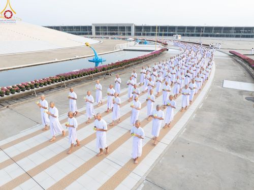 ภาพ No.214943:วันเสาร์ที่ 5 เมษายน พ.ศ. 2568 พิธีเวียนประทักษิณรอบพระมหาธรรมกายเจดีย์  พิธีวันทาเจดีย์ พิธีขอขมาและมอบผ้าไตร ในโครงการบรรพชาสามเณรฟื้นฟูพระพุทธศาสนาทั่วไทย , โครงการหน่อแก้วเปรียญธรรม รุ่นที่ 13 ,  โครงการสามเณรยุวธรรมทายาท รุ่นที่ 33 , โครงการสามเณรมั