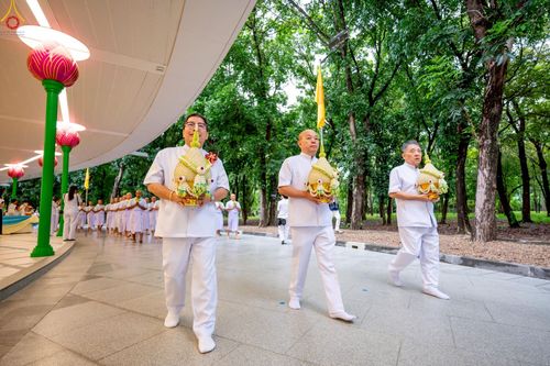 ภาพ No.228851:วันเสาร์ที่ 14 มิถุนายน พ.ศ. 2568 พิธีเวียนประทักษิณ , พิธีขอขมารับผ้าไตร ในโครงการบรรพชาอุปสมบทหมู่ ผู้บริหารรุ่นที่ 15 และ อุดมศึกษา รุ่นที่ 52 ณ โบสถ์พระไตรปิฎก วัดพระธรรมกาย