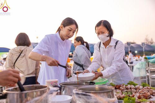 ภาพ No.109878:ถวายภัตตาหารเป็นสังฆทาน แด่คณะพระธรรมยาตราฯ ปีที่ 12 วันที่ 11 มกราคม พ.ศ. 2567 ณ อนุสรณ์สถานคลองบางนางแท่น  อ.สามพราน จ.นครปฐม