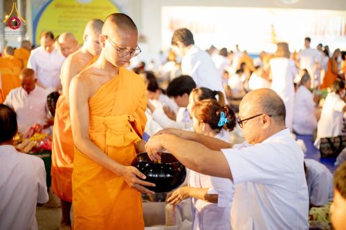 ภาพ No.209324:วันอาทิตย์ที่ 2 มีนาคม พ.ศ. 2568 พิธีตักบาตร ข้าวสารอาหารแห้ง ณ บ้านแก้วเรือนทองคุณยายฯ สภาธรรมกายสากล วัดพระธรรมกาย