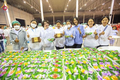 ภาพ No.203188:พิธีถวายภัตตาหารเป็นสังฆทาน แด่พระธรรมยาตรา ณ วัดพระธรรมกาย ตำบลคลองสาม อำเภอคลองหลวง จังหวัดปทุมธานี ในโครงการธรรมยาตรา กตัญญูบูชา มหาปูชนียาจารย์ พระมงคลเทพมุนี(สด จนฺทสโร) พระผู้ปราบมาร อนุสรณ์สถาน 7 แห่ง ปีที่ 13 วันที่ 29 มกราคม พ.ศ. 2568