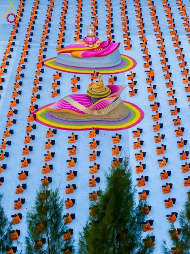 ภาพ No.191680:พระธรรมยาตราปฏิบัติธรรม และถ่ายภาพหมู่ประวัติศาสตร์ ณ อนุสรณ์สถานคลองบางนางแท่น อ.สามพราน จ.นครปฐม ในโครงการธรรมยาตรา กตัญญูบูชา มหาปูชนียาจารย์ พระมงคลเทพมุนี(สด จนฺทสโร) พระผู้ปราบมาร อนุสรณ์สถาน 7 แห่ง ปีที่ 13 วันที่ 8 มกราคม พ.ศ. 2568