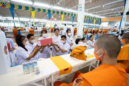 ภาพ No.85355:พิธีถวายมหาสังฆทานคณะสงฆ์ 2000 กว่าวัดทั่วประเทศปีที่ 23, พิธีถวายไทยธรรมคณะสงฆ์ 323 วัด 4 จังหวัดชายแดนภาคใต้, พิธีมอบปัจจัยช่วยเหลือครู 4 จังหวัดชายแดนภาคใต้ ณ สภาธรรมกายสากล วัดพระธรรมกาย ในวันสมาธิโลก อาทิตย์ที่ 6 สิงหาคม พ.ศ. 2566
