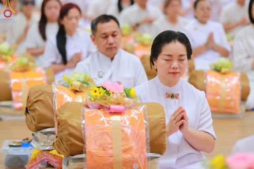 ภาพ No.180806:พิธีถวายภัตตาหารเมนูสวรรค์ และพิธีถวายอุปกรณ์กันหนาว แด่คณะพระภิกษุสามเณรวัดพระธรรมกาย วันอาทิตย์ที่ 8 ธันวาคม พ.ศ.2567 ณ สภาธรรมกายสากล วัดพระธรรมกาย