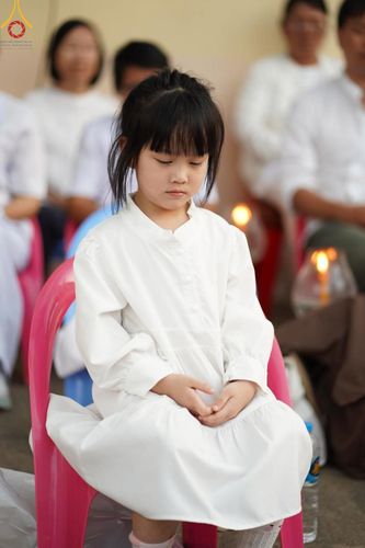 ภาพ No.197139:พิธีจุดประทีปถวายเป็นพุทธบูชา และบูชาธรรมมหาปูชนียาจารย์ ณ วัดโบสถ์(บน) ตำบลบางคูเวียง อำเภอบางกรวย จังหวัดนนทบุรี ในโครงการธรรมยาตรา กตัญญูบูชา มหาปูชนียาจารย์ พระมงคลเทพมุนี(สด จนฺทสโร) พระผู้ปราบมาร อนุสรณ์สถาน 7 แห่ง ปีที่ 13 วันที่ 18 มกราคม พ.ศ. 25