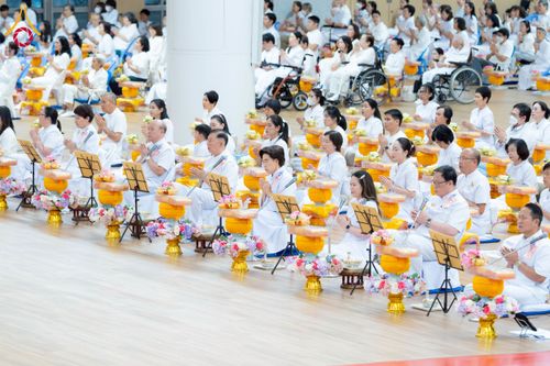 ภาพ No.270595:วันอาทิตย์ที่ 16 พฤศจิกายน พ.ศ. 2568 ถวายกองทุนโครงการอุปสมบทหมู่ 3,000 รูปทั่วไทย  รุ่นบูชาธรรมมหาปูชนียาจารย์ ณ ห้องแก้วสารพัดนึก 2 สภาธรรมกายสากล วัดพระธรรมกาย