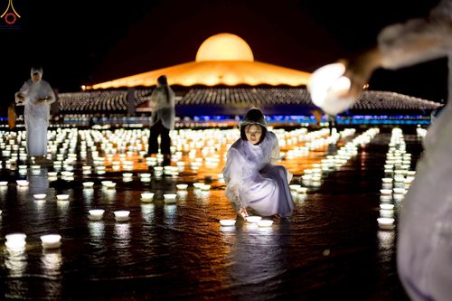 ภาพ No.244201:วันที่ 7 กันยายน พ.ศ. 2568 พิธีจุดประทีป วันครูผู้ค้นพบวิชชาธรรมกาย ณ ลานธรรมฯ และวิหารคด วัดพระธรรมกาย