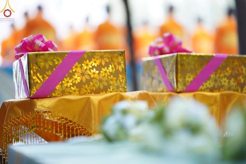 ภาพ No.190213:พิธีตักบาตรพระธรรมยาตรา ณ อนุสรณ์สถานลำดับที่ 1 สถานที่เกิดด้วยรูปกายเนื้อ อนุสรณ์สถานมหาวิหารพระมงคลเทพมุนี (โลตัสแลนด์) อ.สองพี่น้อง จ.สุพรรณบุรี ในโครงการธรรมยาตรา กตัญญูบูชา มหาปูชนียาจารย์ พระมงคลเทพมุนี(สด จนฺทสโร) พระผู้ปราบมาร อนุสรณ์สถาน 7 แห่ง 