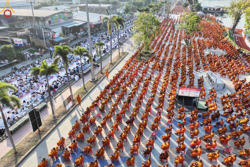ภาพ No.184713:พิธีตักบาตรพระ 10,000 รูป ครั้งที่ 3 เนื่องในโอกาส 193 ปี จังหวัดกาญจนบุรี อุทิศส่วนกุศลให้แด่บรรพชน และเพื่อช่วยเหลือผู้ประสบภัยพิบัติต่างๆ วันเสาร์ที่ 21 ธันวาคม พ.ศ. 2567