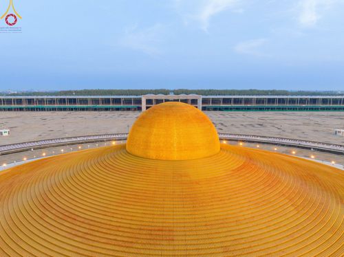 ภาพ No.101415:พิธีเวียนประทักษิณ, พิธีวันทาเจดีย์, พิธีขอขมาและมอบผ้าไตร ในโครงการอุปสมบทหมู่ รุ่นบูชาธรรมมหาปูชนียาจารย์ ณ วัดพระธรรมกาย ในวันที่ 9 ธันวาคม พ.ศ. 2566