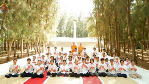 ภาพ No.198714:V.50 สารพัดV สารพัดดี ที่ธรรมยาตรา ในโครงการธรรมยาตรา กตัญญูบูชา มหาปูชนียาจารย์ พระมงคลเทพมุนี(สด จนฺทสโร) พระผู้ปราบมาร อนุสรณ์สถาน 7 แห่ง ปีที่ 13 ระหว่างวันที่ 2-31 มกราคม พ.ศ. 2568