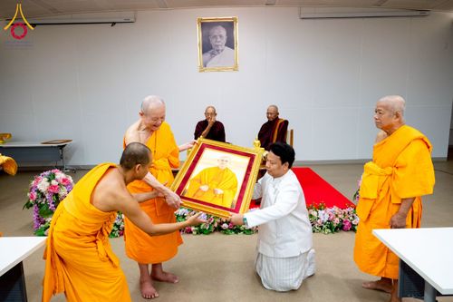 ภาพ No.222651:วันที่ 23 เมษายน พ.ศ. 2568 หลวงพ่อทัตตชีโวต้อนรับคณะสงฆ์เมียนมาร์ ณ อาคาร 100 ปี คุณยายมหารัตนอุบาสิกาจันทร์ ขนนกยูง วัดพระธรรมกาย