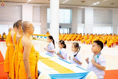 ภาพ No.233762:วันเสาร์ที่ 19 กรกฎาคม พ.ศ.2568 วันมหารำลึก ครั้งที่ 35 พิธีรำลึกถึงนักสร้างบารมี , พิธีสวดพระพุทธมนต์ , พิธีทอดผ้าบังสกุลและถวายไทยธรรม วัดพระธรรมกาย