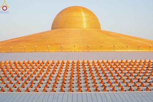 ภาพ No.105237:พิธีตักบาตรฉลองพระบวชใหม่ รุ่นบูชาธรรมมหาปูชนียาจารย์ และต้อนรับศักราชใหม่ วันจันทร์ที่ 1 มกราคม พ.ศ. 2567 ณ ลานธรรมพระมหาธรรมกายเจดีย์ วัดพระธรรมกาย