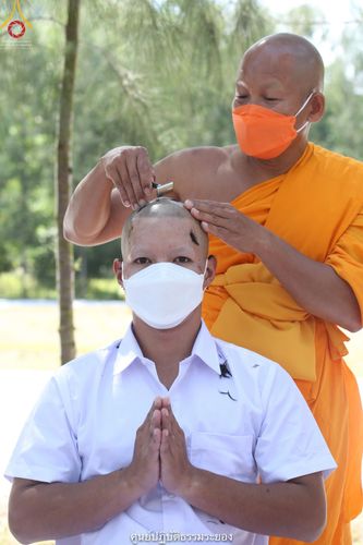 ภาพ No.39496:พิธีตัดปอยผม ปลงผม ขอขมารับผ้าไตรและพิธีบรรพชา ในโครงการอุปสมบท บูชาธรรมมหาปูชนียาจารย์ ประจำปี 2564  ชุดที่ 2