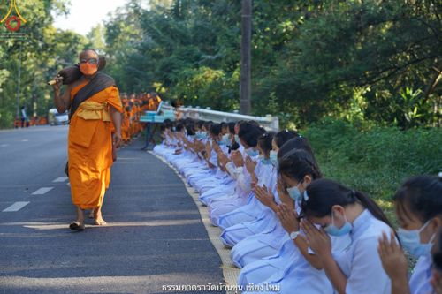ภาพ No.39970:คณะพระภิกษุ - สามเณร วัดบ้านขุนกว่า ๓๐๐ รูป เดินธรรมยาตราฉลองแชมป์บาลี ๒๕๖๔