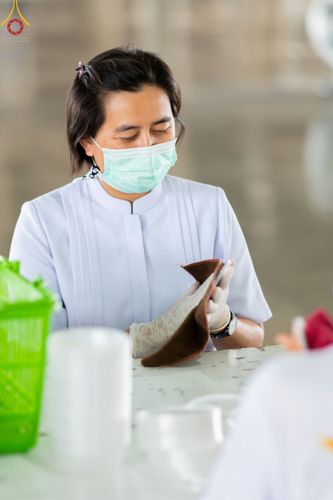 ภาพ No.49450:ประมวลภาพสาธุชนร่วมรับบุญ แกะถ่าน Led วันที่ 10 สิงหาคม พ.ศ. 2565 ณ วัดพระธรรมกาย