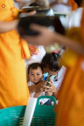 ภาพ No.52261:ประมวลภาพพิธีตักบาตรข้าวสารอาหารแห้ง (วันอาทิตย์ต้นเดือนตุลาคม) ณ บ้านแก้วเรือนทองคุณยายฯ วัดพระธรรมกาย